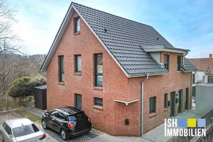 Stade: Junge und moderne Eigentumswohnung im ansprechenden Doppelhaushälften-Charakter