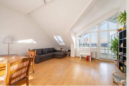 AIGNER - Lichtdurchflutete 3-Zimmer-Dachgeschosswohnung mit Südbalkon in Neukeferloh - Grasbrunn