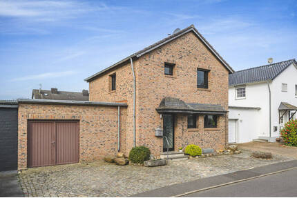 Freistehendes Einfamilienhaus mit gepflegtem Garten und Garage in ruhiger Wohnlage in Kohlscheid - Herzogenrath