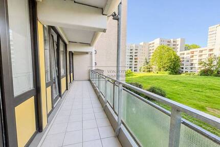 Bezugsfrei in Köln-Junkersdorf: 3,5 Zimmer mit großem Balkon und TG-Stellplatz