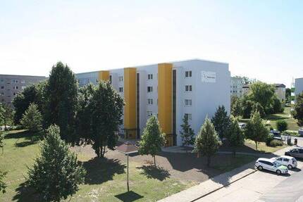 2-Raum Wohnung mit Aufzug, Balkon und Bad mit Wanne! - Oschersleben