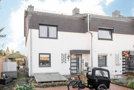 Ideal für Familien - Lehrte bei Hannover: Reihenendhaus mit großem Grundstück, Keller und Garage.