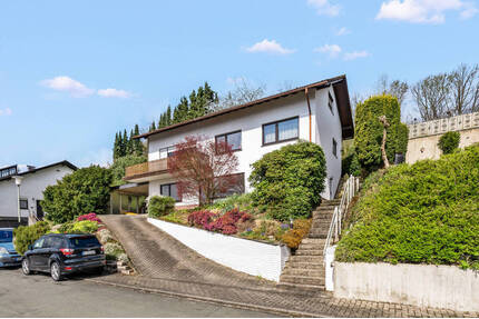 Zweifamilienhaus mit Terasse, Balkon und Carport in Heggen - Finnentrop