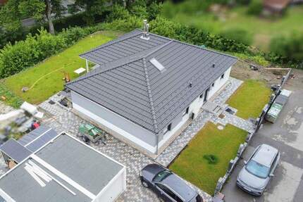 Zentral Wohnen auf einer Fläche: Gepflegter Bungalow mit Garten, Terrasse und Doppelgarage - Albstadt Tailfingen