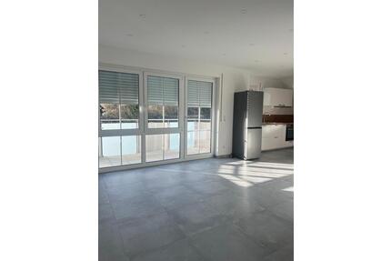 Moderne 2-Zimmer-Wohnung mit neuer Einbauküche und Balkon - Rentweinsdorf