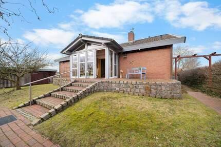 Idyllischer Bungalow am Feldrand mit Pferdestall auf großem Grundstück - Groß Kummerfeld