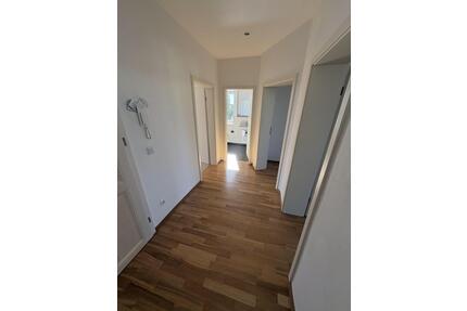 Modernisierte 2-Zimmer-Wohnung mit großem Balkon und eigenem Stellplatz - Leipzig Ost