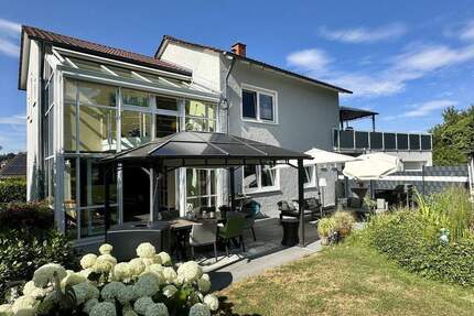 Südweststadt: Großzügiges Einfamilienhaus mit idyllischem Garten, Dachterrasse und Doppelgarage. - Pforzheim