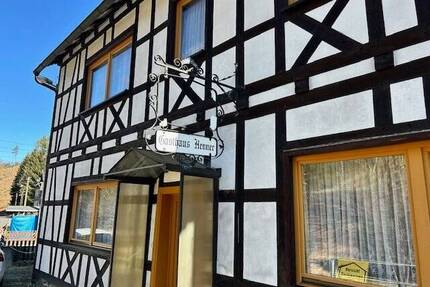 Haus mit alter Kegelbahn - 75.000,00&nbsp;EUR Kaufpreis, ca.&nbsp; 200,00&nbsp;m&sup2;&nbsp;Wohnfl&auml;che in Neuhaus am Rennweg (PLZ: 98724) Scheibe-Alsbach