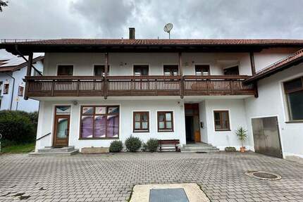 Platz für Familie, Mieter oder Ideen: 3 Wohnungen + Ladengeschäft + Gewerbe auf großem Grundstück - Stallwang