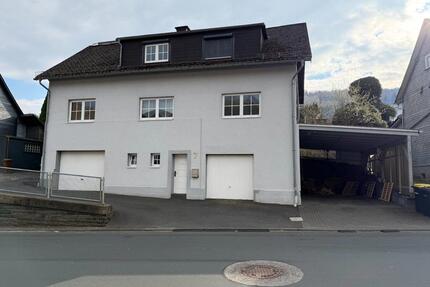 Zweifamilienhaus mit Garten und Carport in Dietzhölztal