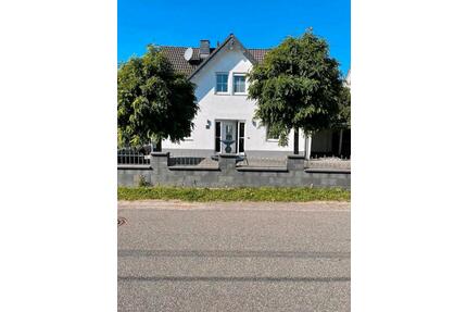 Elegantes Einfamilienhaus mit Pool und Sauna in ruhiger Lage - Hennef (Sieg)