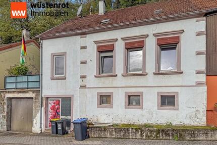 Zweifamilienhaus-Potenzial: Solides Wohnhaus mit modernisierter Einheit und Ausbaureserve - Beckingen