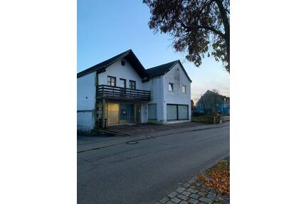 Zwei Einfamilienhäuser mit viel Platz im Zentrum von 84085 Langquaid