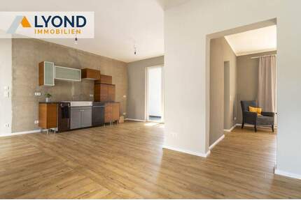 Exklusive 4-Zimmer-Wohnung am Markt in Gera - stilvoll modernisiert mit Loggia und Aufzug