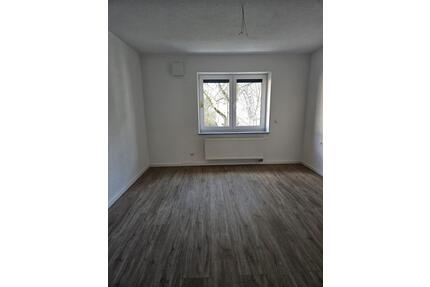 Erstbezug nach Kernsanierung: Helle 3-Zimmer-Wohnung in Mehrfamilienhaus (Grunderneuert) - Hof Neuhof