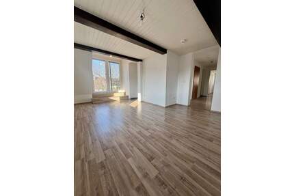 Charmante 3-Zimmer-Dachgeschoss-Wohnung mit Dachterrasse in Nürnberg-Schniegling