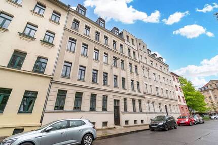 INVESTITION MIT ALTBAUFLAIR | Vermietete 3-Raum-Wohnung mit West-Balkon und Tageslichtbad - Leipzig Anger-Crottendorf