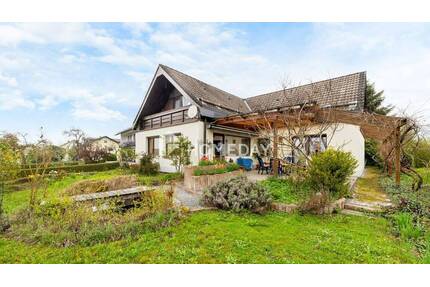 Großzügiges EFH auf 3.514 m² Grundstück mit Terrasse, Doppelgarage & viel Platz zum Entfalten - Lalling