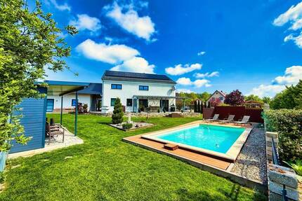 Exklusives Wohnen mit unverbaubarem Weitblick – stilvolles Familienanwesen mit Pool in Rennertshofen