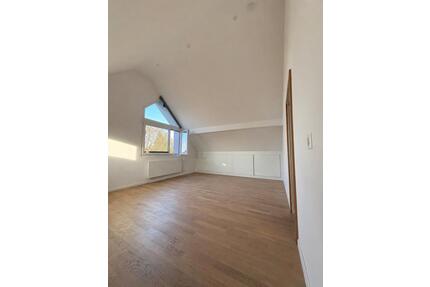 WG- 1*Grosses Dachzimmer IN ALTNAU -Haus mit Garten & Seenähe - Konstanz