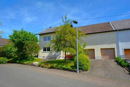 Ruhig gelegenes Einfamilienhaus mit Terrasse, Garagen und Garten in Hinterweiler