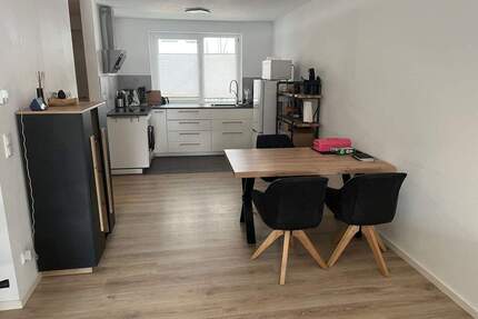 Wohnen im Rückgebäude - 3 ZW mit schönem Balkon, großzügigem Wohnbereich mit offener Küche, 1. OG mit Aufzug, Stellplatz im Innenhof auf Wunsch - Fürth Südstadt