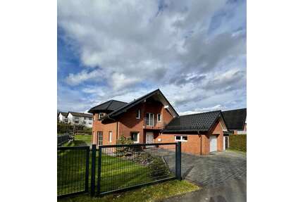 Haus zum Mieten in Waldbröl 1.689,00 € 145 m²