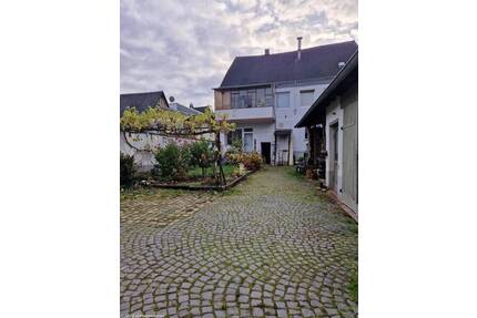 Mehrfamilienhaus mit Ladenlokal, Garagen und Garten zentral in Koblenz-Neuendorf