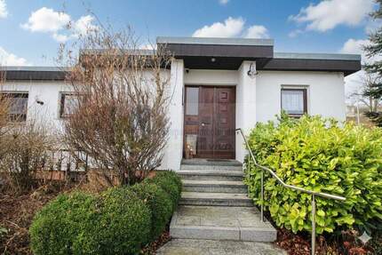 Bungalow in beliebter Lage von Villingen-Hammerhalde: Wohnen auf einer Ebene mit Kaminofen, Garten, Einliegerwohnung und zwei Garagen! - Villingen-Schwenningen