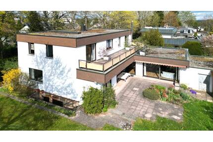 Attraktiver 1-Familien-Bungalow nebst 2 Garagen und Privatstraßenanteil in bevorzugter Wohnlage - Villingen-Schwenningen