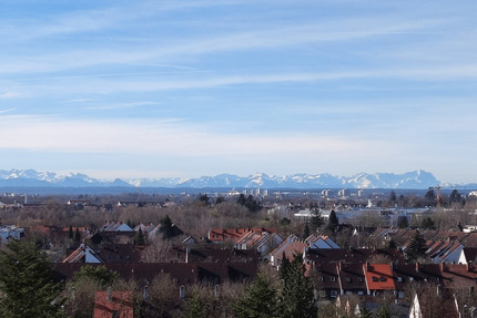 Weitblick bis zu den Alpen: Helle 3-Zimmer-Wohnung mit windgeschützter Loggia und Tiefgarage - München Ramersdorf-Perlach