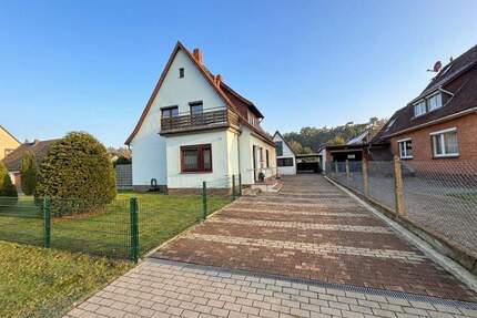 Dörverden: Teilvermietetes Siedlungshaus mit Carport und Nebengebäude auf großem Gartengrundstück