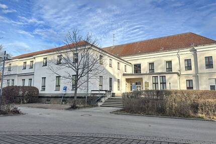 Ehem. MVZ, 42 Stellpl., unvermietet, Denkmalschutz, Sanierungsbedarf - Zwickau Marienthal