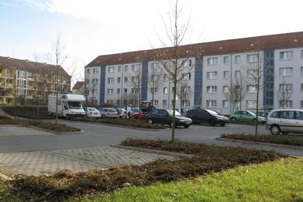 Familienfreundliches Wohnen im Siedlungsviertel mit Badewanne und Balkon- Taborer Straße 38 - Naumburg (Saale)