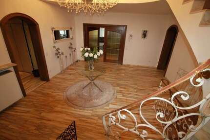 Haus zum Mieten in Neukeferloh 5.500,00 € 490 m²