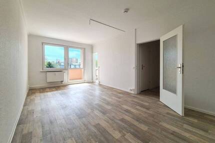 Renovierte, helle Balkonwohnung mit Ausblick, auf Wunsch mit Stellplatz - Freiberg