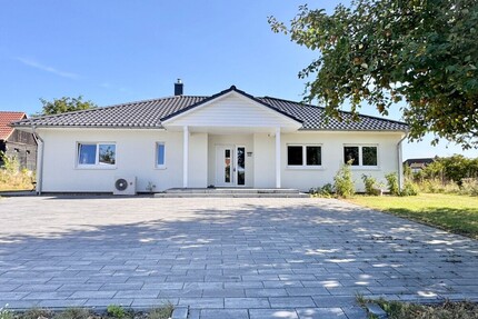 Jetzt Miete möglich! Winkelbungalow 5 km bis Neubrandenburg, Baujahr 2022, Doppelgarage, EBK,Carport - Sponholz