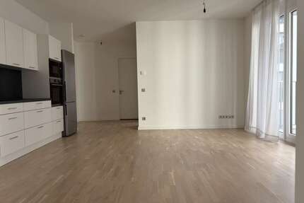 Wohnung zum Mieten in Berlin 2.160,60 € 76.12 m²