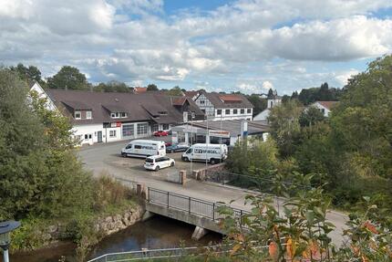 Ehem Autohaus mit Wohngebäuden - 750.000,00&nbsp;EUR Kaufpreis, ca.&nbsp; 392,00&nbsp;m&sup2; in Hofgeismar (PLZ: 34369)