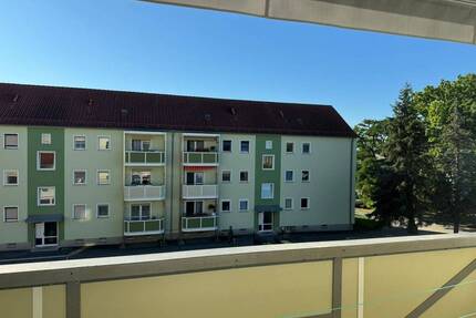 Frisch renovierte 3-Raumwohnung mit Balkon im 1. OG mit zusätzlich Flur, Zimmer und Gäste-WC im DG - Strehla