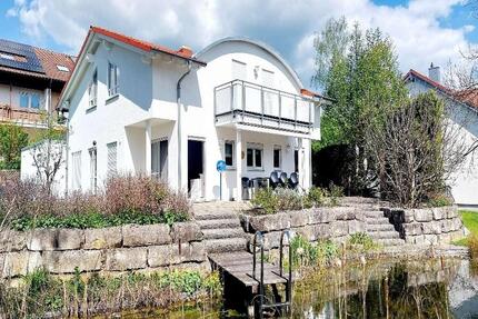 Schöner Wohnen im 5,5-Zi-Einfamilienhaus mit großem Garten, Naturteich und Doppelgarage - Eislingen (Fils)