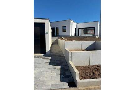 Stilvoller Flachdachbungalow - 2.300,00&nbsp;EUR Kaltmiete, ca.&nbsp; 210,00&nbsp;m&sup2;&nbsp;Wohnfl&auml;che in Schweinfurt (PLZ: 97422) Haardt