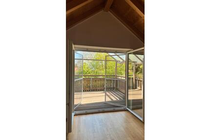 Helle 3-Zimmer-Dachgeschosswohnung mit Balkon - Adelshofen