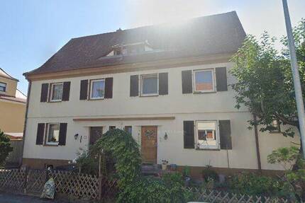 Geräumiges Familienhaus mit energetischen Modernisierungen und ausgebautem Dachboden in Fürth-Alte Veste. Neuwertige Heizung.