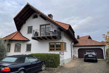 Sehr gepflegtes Einfamilienhaus mit Einliegerwohnung, Doppelgarage, PKW-Stellplätzen und Garten - Endingen