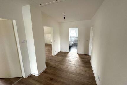 Ihr neues Zuhause in Straubing-Süd: 95 m² frisch saniert mit Einbauküche & Loggia