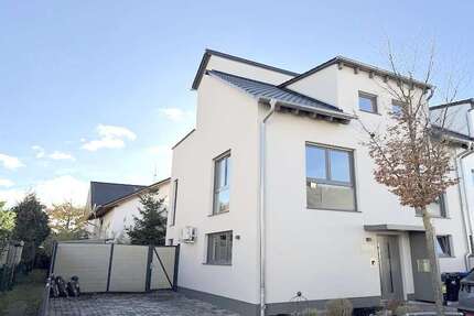 Haus zum Mieten in Büttelborn 2.600,00 € 202 m²