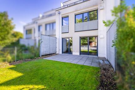 Exklusives Wohnen in Haunstetten: Neuwertiges Reihenhaus mit 146 m², 5 Zimmern & zwei Dachterrassen - Augsburg Haunstetten-Siebenbrunn
