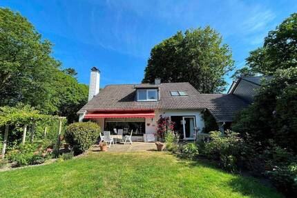 Charmantes Familienhaus mit 6 Zimmern und wunderschönem Garten in sehr gefragter Lage von Rissen zu vermieten - Hamburg